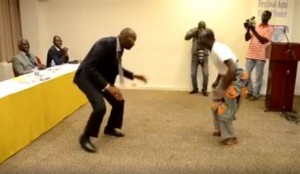Côte d'Ivoire: Habillé en costume, un ministre du gouvernement fait une démonstration de danse