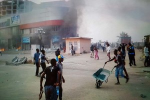 Gabon: Les casseurs rentrent en action, le centre commercial ABC des Charbonnages incendié, l'Assemblée nationale prise pour cible