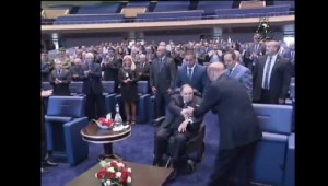 Algérie:  Affaibli, Bouteflika  fait une apparition en public pour une inauguration