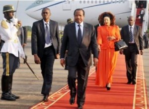 Cameroun: Parti en petit comité, Biya regagne Yaoundé avec son épouse