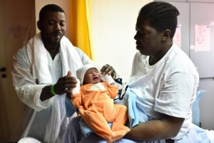 Afrique: Une nigériane accouche d'un petit garçon dans un bateau de secours en  Méditerranée
