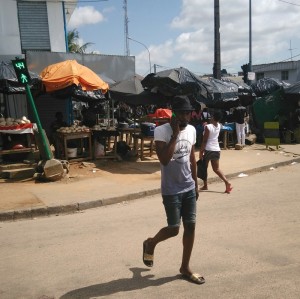 Côte d'Ivoire: Piétons connectés en pleine chaussée, pourquoi s'obstiner à  traverser avec le téléphone à  l'oreille ?