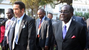 Botswana-Zimbabwe: Ian Khama demande le départ sans délai de Robert Mugabe
