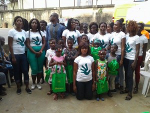 Côte d'Ivoire: Plateau, un candidat aux législatives offre 600 kits de manuel scolaire aux enfants