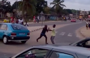 Côte d'Ivoire:  Vidéo deux conducteurs de taxi se boxent en pleine circulation à  Yopougon