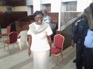 Côte d'Ivoire: Assises, la partie civile présente des vidéos pour confondre Simone Gbagbo, une rejetée par le juge Boiqui Kouadio