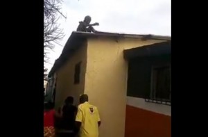 Côte d'Ivoire: Vidéo, une veille femme atterrit sur le toit d'une maison à  Cocody-Angré