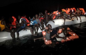 Libye: 4 morts dans l'attaque d'un canot de migrants par des hommes armés