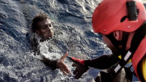 Libye:  2.200 migrants  tentés  par l' Europe sauvés au large, 16 corps récupérés