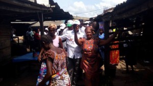 Côte d'Ivoire : Agboville, campagne du « Oui », Adama Bictogo fait du porte à  porte