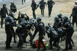 Côte d'Ivoire: Matraqué par une dizaine de policiers, la vidéo de la marche du Front qui choque