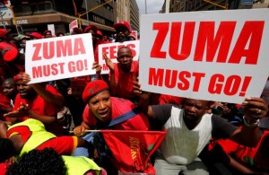 Afrique du Sud:  Des  opposants massés devant la Présidence  exigent le départ de Zuma