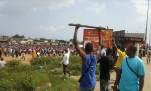 Côte d'Ivoire: Meeting du Front sous tension, chaque militant a son bois