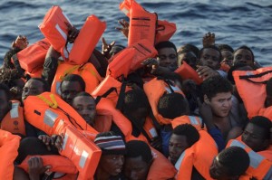 Libye: Un bateau chargé de migrants coule au large, au moins 4 morts et une centaine de disparus