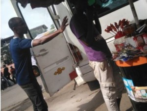 Côte d'Ivoire : Interdit à  l'orée de décembre, l'alcool en sachet se déguste naturellement dans les rues