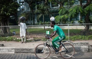 Nigeria: Un footballeur parcourt  103 km à  vélo avec un ballon sur la tête