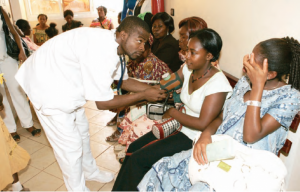 Cameroun: Giflé par l'adolescente qu'il harcelait, l'homme de 70 ans perd  connaissance et est conduit à  l'hôpital
