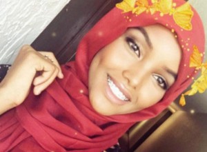 Somalie: Une jeune somalienne participe à  un concours Miss en défilant en Hijab et Burkini