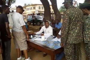 Ghana: 2e phase du vote anticipé de la présidentielle, des soldats toujours insatisfaits, la CE dément une intox