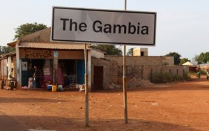 Gambie: L'opposition hausse le ton, Barrow appelle à  manifester puis au calme, Dakar serait sur le point d'intervenir
