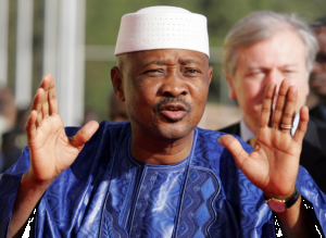 Mali: Poursuivi pour haute trahison, l'ex président malien ATT innocenté