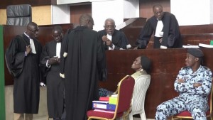 Côte d'Ivoire: Assises, trois avocats commis d'office pour Simone Gbagbo après défection de sa Défense, l'audience reprend le 10 janvier 2017