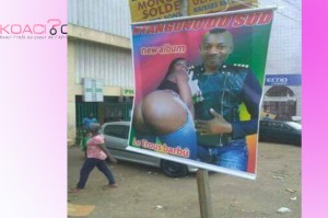 Cameroun: Sur une affiche géante, un artiste présente le postérieur nu d'une femme