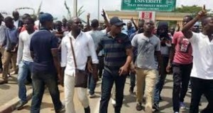 Côte d'Ivoire: Université de Cocody, les étudiants inquiets du non-paiement des bourses au titre de l'année 2015-2016, n'excluent pas une « révolte »