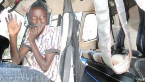 Kenya:  Un élève transporté en hélicoptère  pour son premier jour  à  l'école
