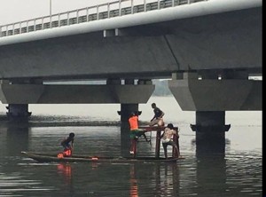 Côte d'Ivoire: Un homme se jette du 3ème pont et refuse d'être secouru, mais il est sorti de force de la lagune