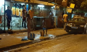 Côte d'Ivoire: Vidéo Abobo, des enfants prennent leur bain sur le trottoir