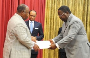 Gabon: Remise du rapport d'activité des mesures prioritaires des cent premiers jours, Bongo demande au gouvernement de faire «plus et mieux»