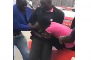 Vidéo Côte d'Ivoire: Il va jusqu'à  sortir le chauffeur de taxi de son véhicule par la fenêtre pour le frapper