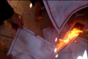 Tchad:  Pas de boulot, des étudiants déchirent leurs diplômes devant le Parlement