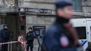 Egypte: Un homme armé de machettes attaque des soldats en France