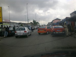 Côte d'Ivoire: Crime passionnel, surpris”‹ dans une chambre avec la femme de son ami, le mari cocu fusille l'un des amants