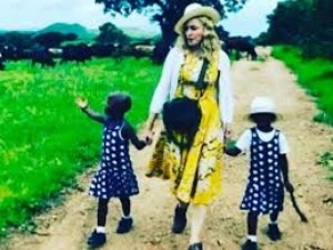Malawi: Madonna critiquée  par des ONG après l'adoption de deux jumelles