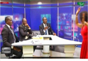 Cameroun: Calixthe Beyala perd son contrôle à  la télé et traite les journalistes de «couillons» et «d'obsédés sexuels»