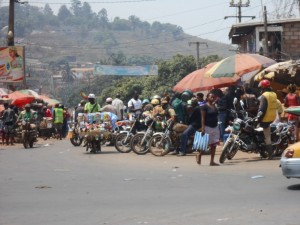 Cameroun: A Messassi, le marché du vendredi se déroule sur la chaussée