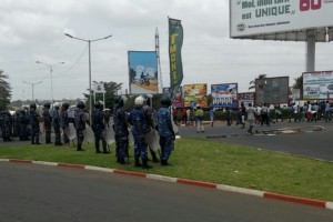 Togo: La hausse du prix du carburant enflamme la rue à  Lomé, un bus brûlé