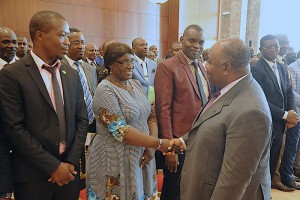 Gabon: Avant le top départ du dialogue sans Ping, Ali Bongo s'échauffe avec les syndicats