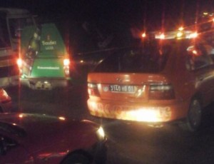 Côte d'Ivoire: Autoroute du nord, un camion décharge son contenu et bloque la circulation pendant des heures