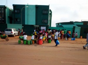 Côte d'Ivoire: Sans eau depuis quatre jours, les habitants de Yopougon Micao font la queue avec leurs bassines devant la Sodeci