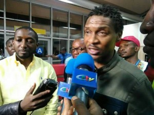 Cameroun: Parti malade, Rigobert Song regagne le pays en pleine forme et dans la ferveur populaire