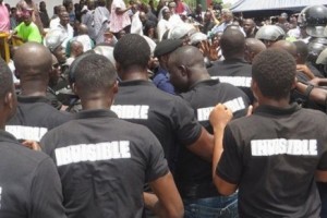 Ghana: Des jeunes des Forces invisibles défient Akufo-Addo et envahissent un service à  l'Est