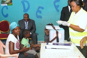 Gabon: Le pays en guerre contre la Rougeole, Ali et Sylvia Bongo à  Lambaréné pour encourager la campagne de vaccination gratuite