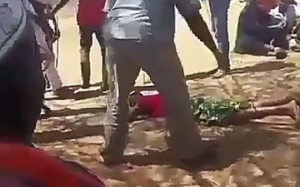 Tanzanie: Il reçoit des coups de fouet et mange de la bouse de vache  pour avoir insulté sa propre mère