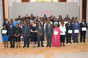 Gabon: 49 salariés totalisant 30 ans et plus d'ancienneté dans leurs sociétés décorés au palais présidentiel