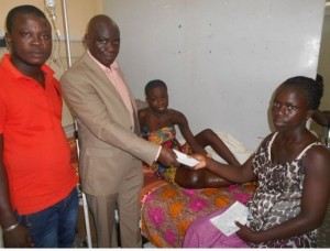 Côte d'Ivoire: Atteinte d'une tumeur de l'os à  la cuisse, une élève reçoit le soutien financier d'un élu