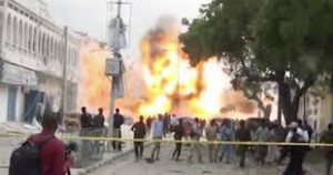 Somalie: Une  voiture piégée explose  près d'un café italien et fait six morts au moins